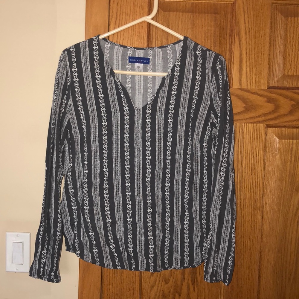 Simply styled peasant style top. Size S